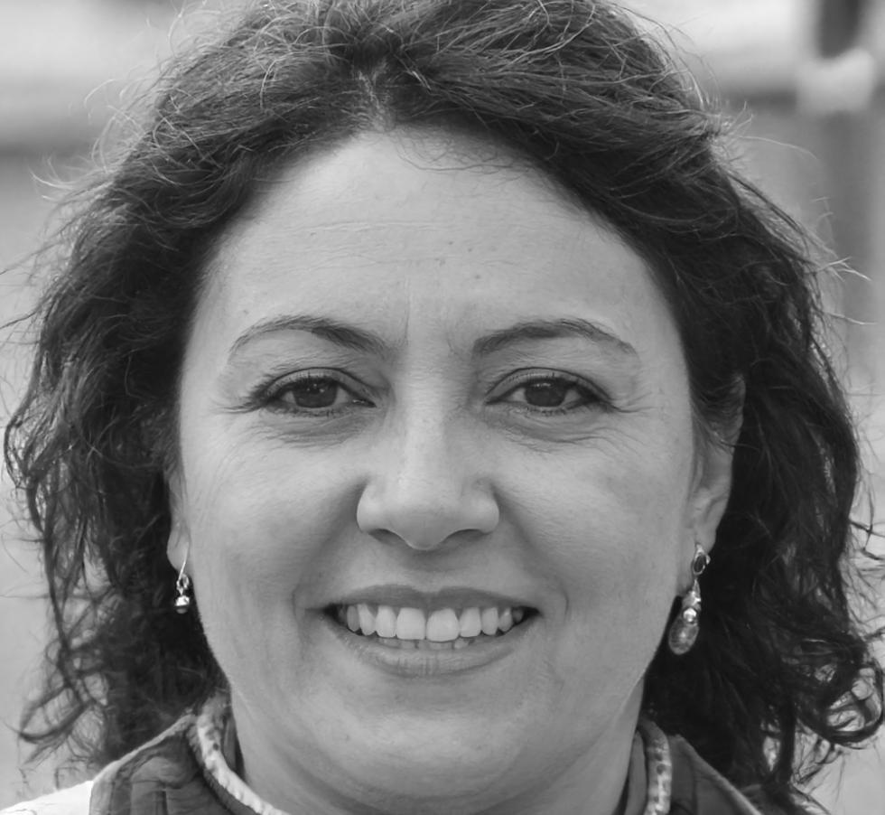 Retrato de profesional satisfecha con los resultados del programa de presupuestación