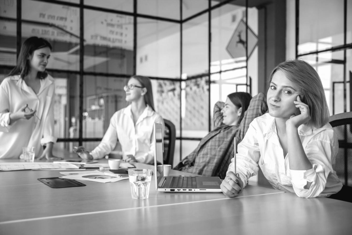 Profesional analizando datos financieros y gráficos de presupuesto